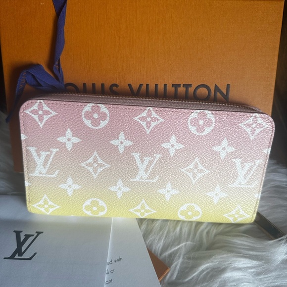 TRADED❤️LE Louis Vuitton By the Pool Zippy wallet ombré card hold giant mono - Picture 3 of 13